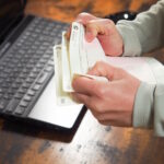 みんな借金いくらある?ギャンブル借金いくらからやばい?身を滅ぼす?100万円〜300万自力で返す方法とは?