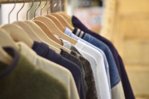 服を売るセカンドストリート